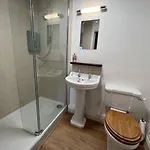 House - Sleeps 10 Pet Friendly & Parking *