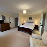House - Sleeps 10 Pet Friendly & Parking *
