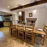 House - Sleeps 10 Pet Friendly & Parking Casa vacanze