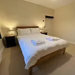 House - Sleeps 10 Pet Friendly & Parking 別荘 *