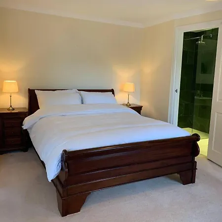 Dom wakacyjny House - Sleeps 10 Pet Friendly & Parking