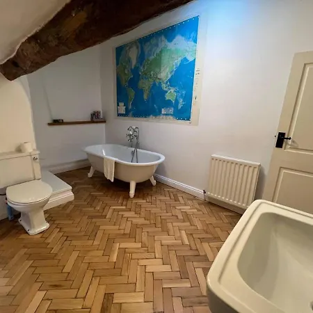 House - Sleeps 10 Pet Friendly & Parking Vakantiehuis *