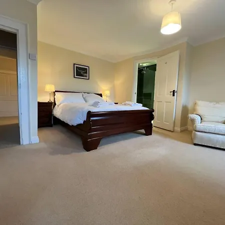 House - Sleeps 10 Pet Friendly & Parking Vakantiehuis *