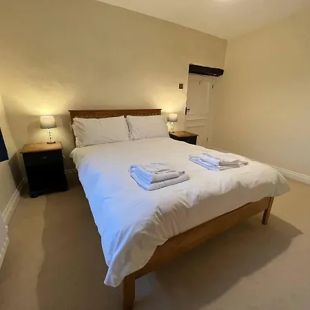 House - Sleeps 10 Pet Friendly & Parking Vakantiehuis *