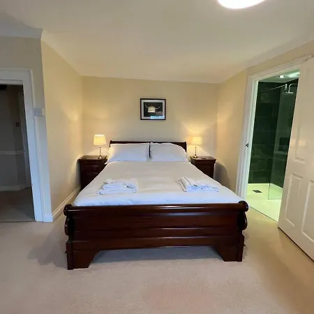 House - Sleeps 10 Pet Friendly & Parking Wigton