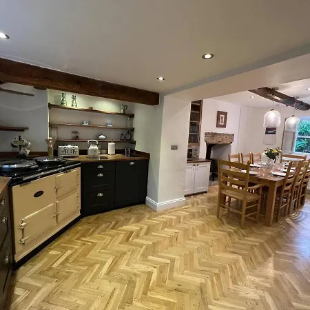 House - Sleeps 10 Pet Friendly & Parking