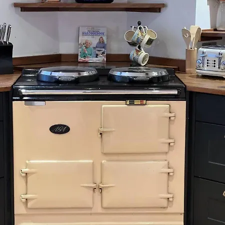 House - Sleeps 10 Pet Friendly & Parking Wigton