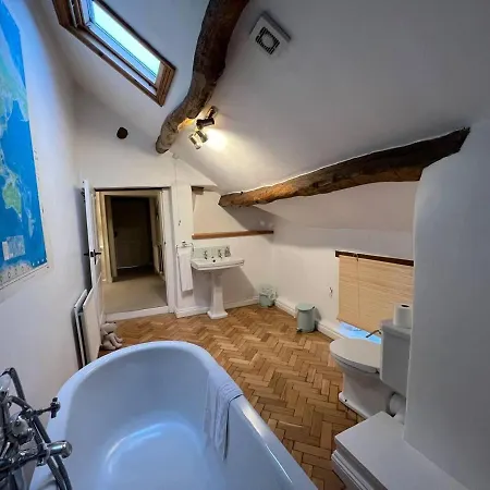 Holiday home Stunning 4-bed Grade Ii House In The District