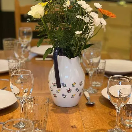 House - Sleeps 10 Pet Friendly & Parking Wigton