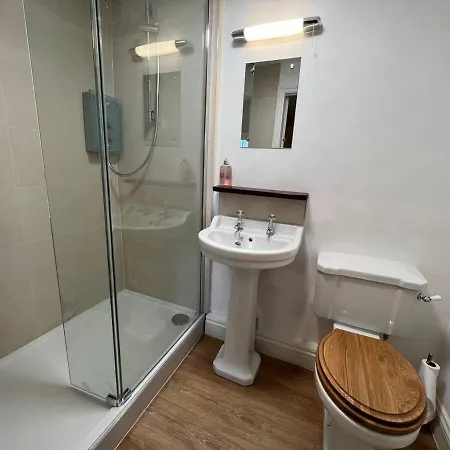 House - Sleeps 10 Pet Friendly & Parking *