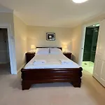 House - Sleeps 10 Pet Friendly & Parking Wigton