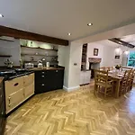 House - Sleeps 10 Pet Friendly & Parking